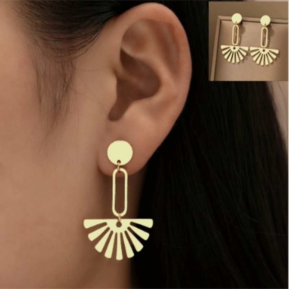 ๐50% OFF/3+...Fan and Paper Clip Shape Dangle Earrings (Gold color) - Picture 1 of 7